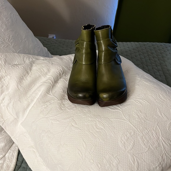 These are a fantastic faja mini boots. They are size 38 I just wear 3 times. - Picture 5 of 9